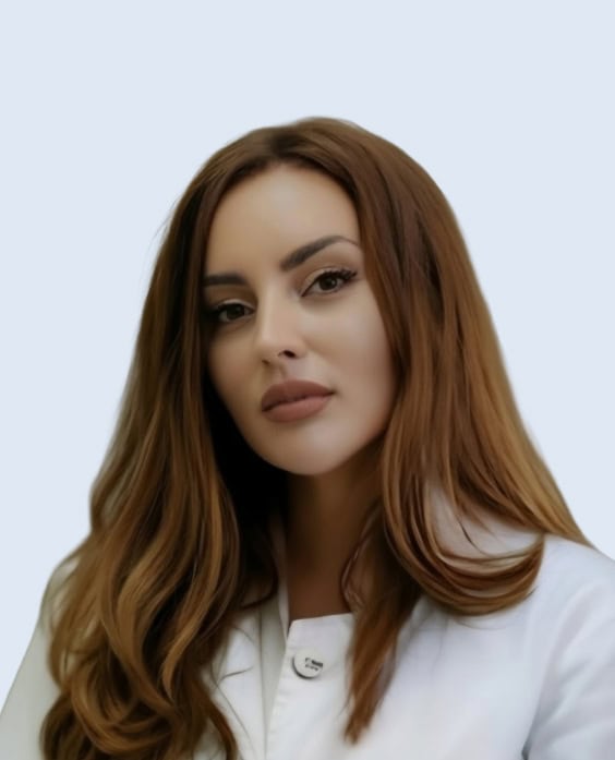 Žena sa dugom smeđom kosom i prirodnim izgledom, profesionalni portret u medicinskom okruženju, simbol poverenja i stručnosti.